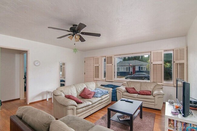 Building Photo - 5 Bedroom House in College East - Bright and Airy on Quiet Street!