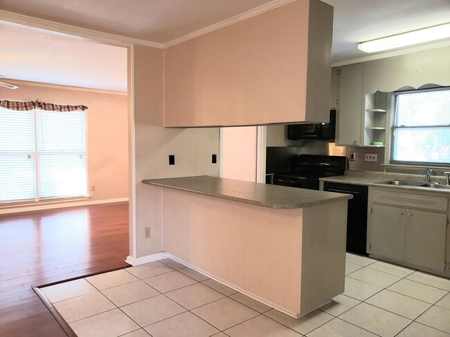 Building Photo - Spacious Corner Property!