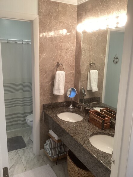 Building Photo - 131 Lake St