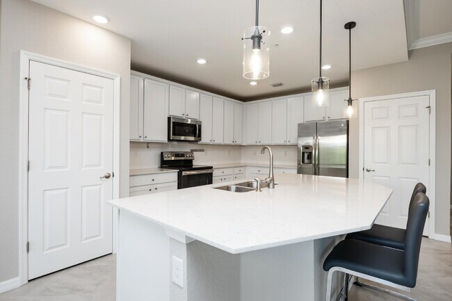 Building Photo - "Spacious 2-Bed, 2-Bath W/Den Condo Retrea...