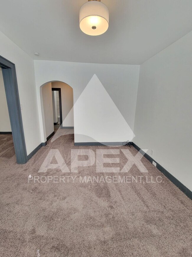 Building Photo - Renovated - Craftsman Style 2 Bd 1- Ba Sin...