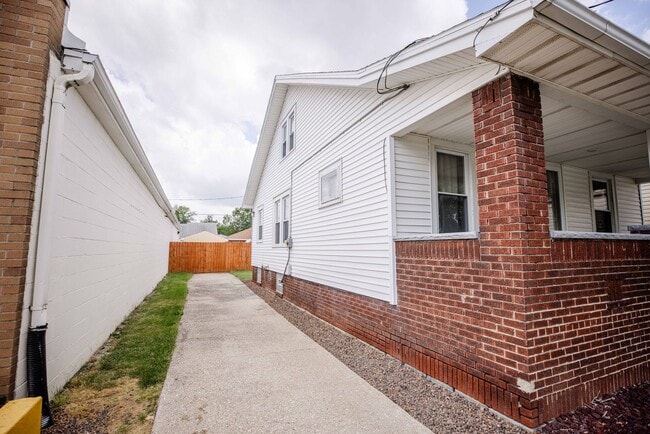 Building Photo - Beautiful Two Bedroom home with large upstairs bonus room. New appliances, washer and dryer, many...