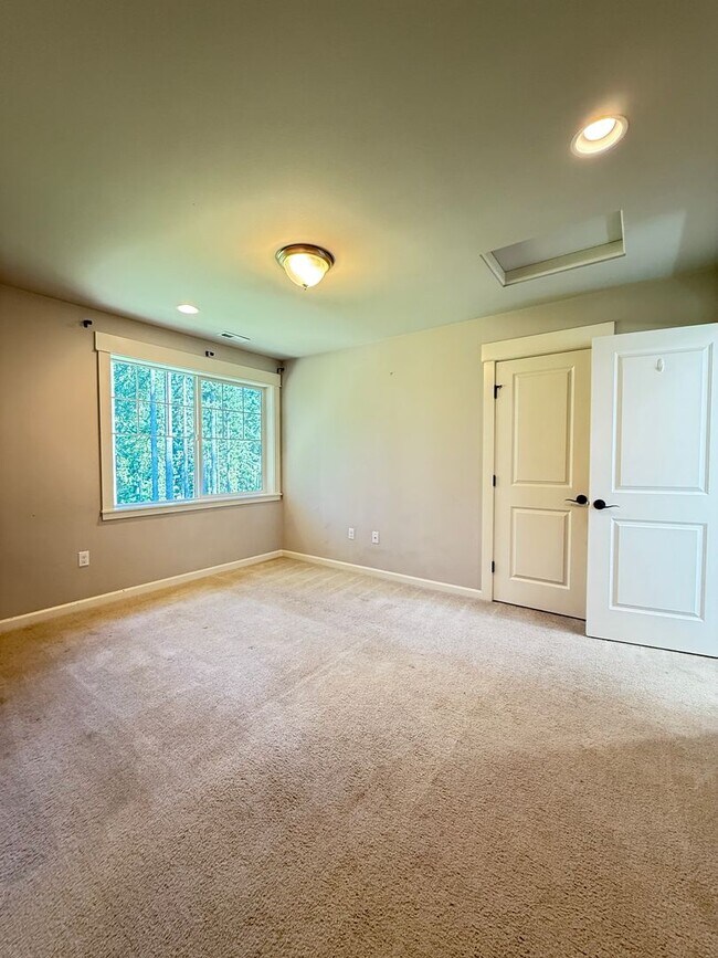Building Photo - Spacious 3BR + Bonus Timber Creek Home for...