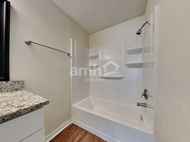 Building Photo - 10225 Summerview Cir
