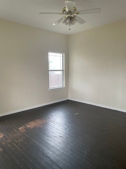 Building Photo - 428 S Texas Ave