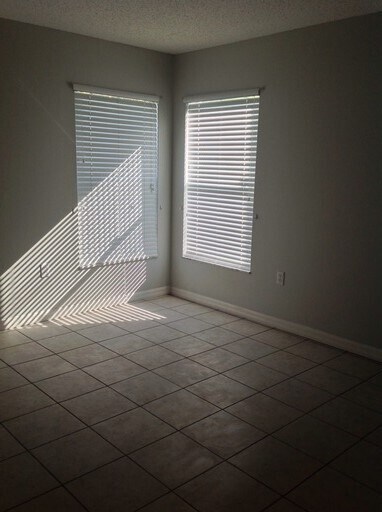 Building Photo - Close to I-4 Nice 3 Bedroom 2 Bath Call Ca...