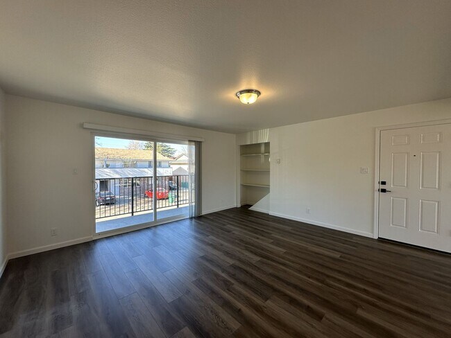 Building Photo - Adorable Top-Floor Unit