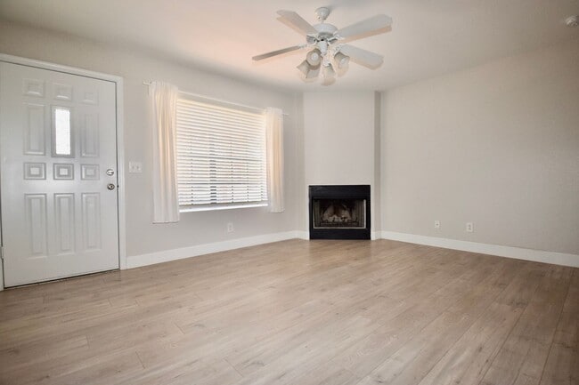Building Photo - Beautiful 2 bed 2.5 bath Townhouse in Mesa!