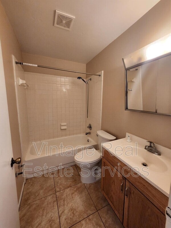Building Photo - 905 Old Field Dr