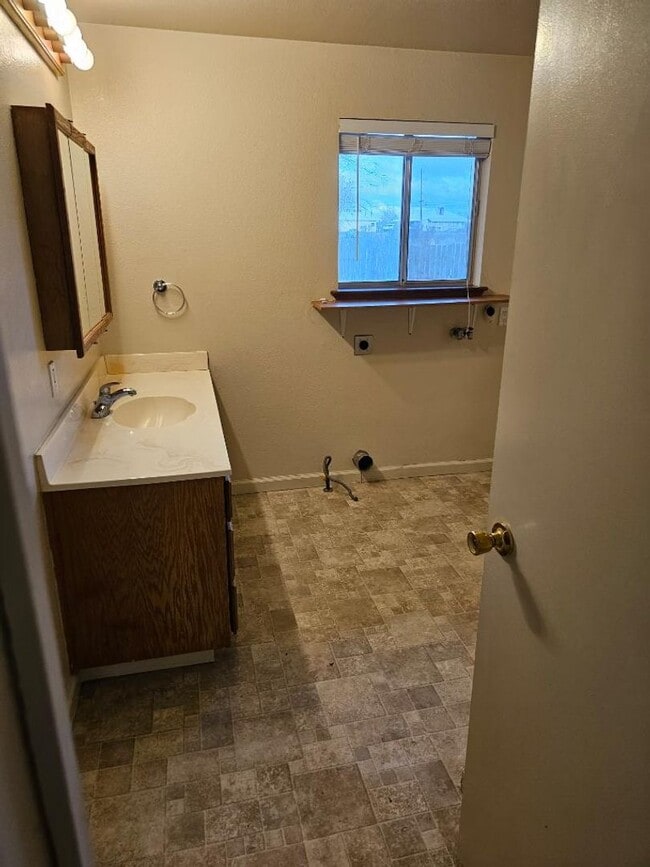 Building Photo - 3Br/1 Bath Home in Susanville