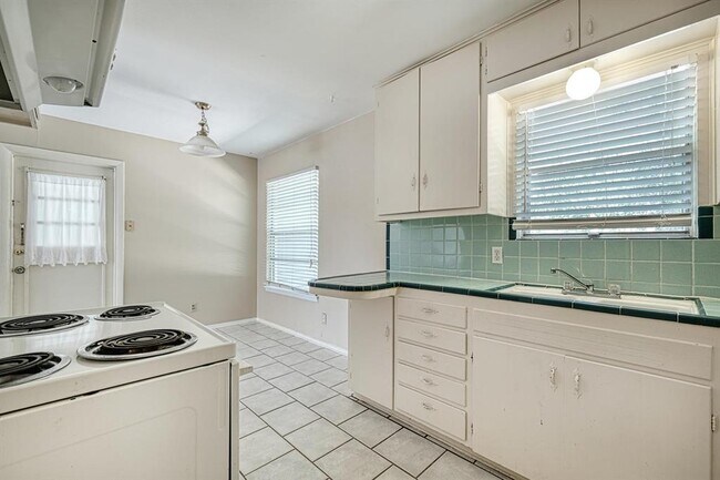 Building Photo - 4906 Gladeview Dr