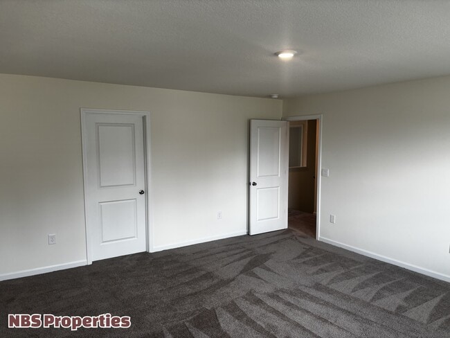 Building Photo - 935 Utopia Ln