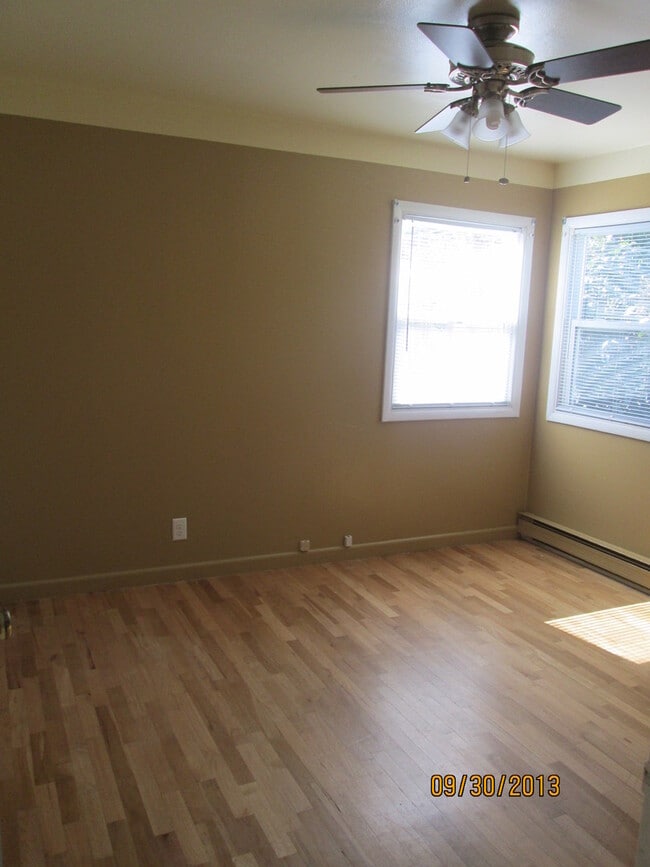 Building Photo - 2 bedroom home with great back yard!