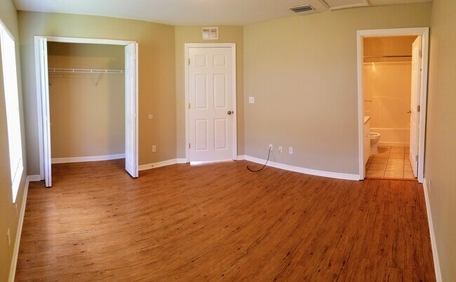 Building Photo - 2213 Armour Rd