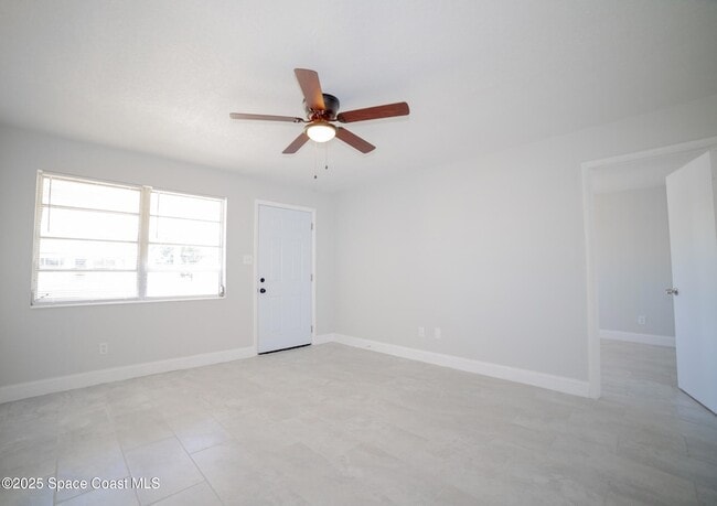 Building Photo - 230 W Towne Pl