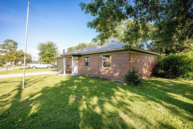 Building Photo - 3 Bed 1 Bath Home In Pascagoula - New Appl...