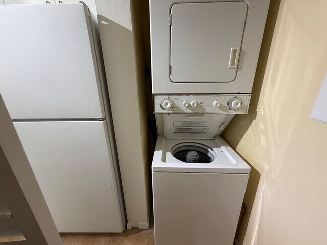 Building Photo - End unit with private side entrance!