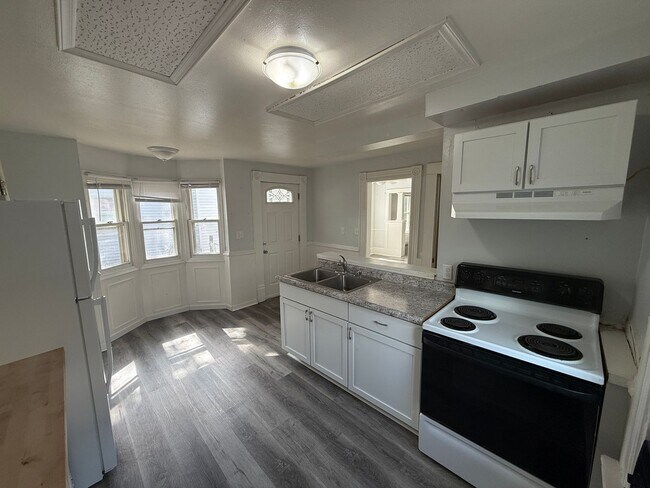Building Photo - Spacious & Homey 3-Bedroom with Bonus Room