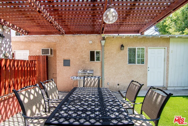 Building Photo - 517 N Poinsettia Pl