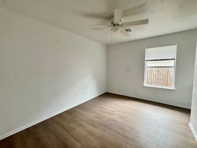 Building Photo - 223 W 6th St