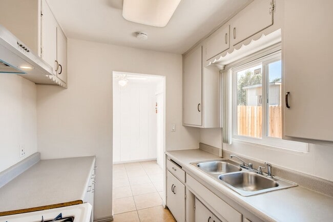 Building Photo - Updated 3 Bed/ 1 bath House Located in West Chula Vista