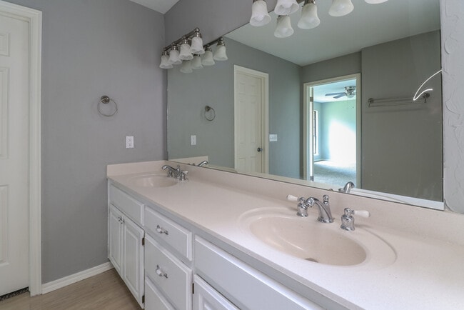 Building Photo - 904 Julies Trl