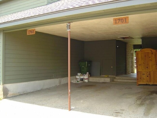 Building Photo - 1701 Horseshoe Cir