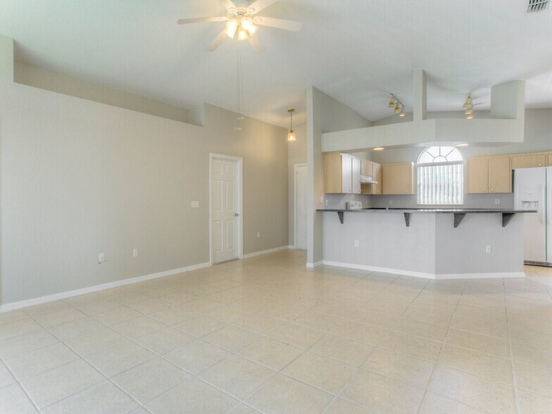 Building Photo - 4944 Palm View Dr N