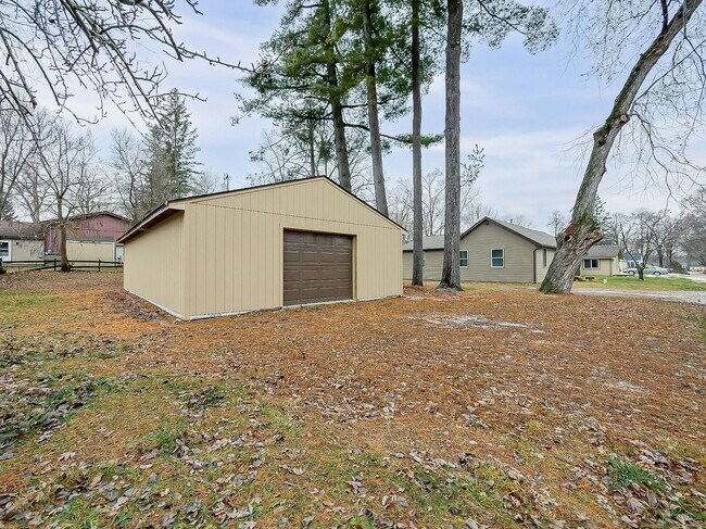 Building Photo - Charming 3-Bed, 2.5-Bath Home in Pinckney!