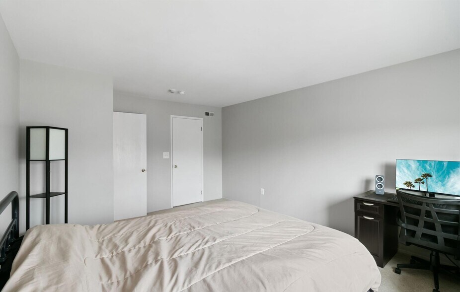 Building Photo - 44489 Savery Dr