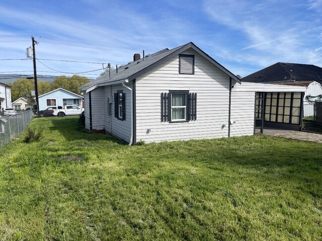 Building Photo - Remodeled Cottage