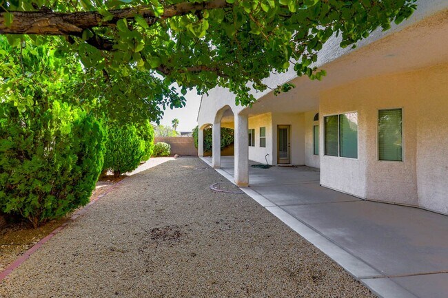 Building Photo - 4 Bed, Single Story Home, In Southwest Gat...
