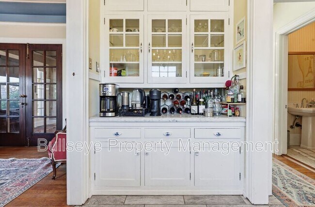 Building Photo - 525 W Lynwood St