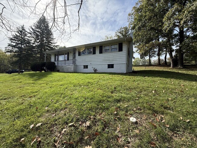Building Photo - Three Bedroom Bellefonte Ranch