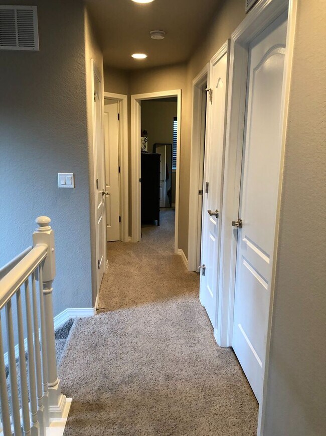 Building Photo - 3bd, 2.5ba 2car West Side Beauty, Built in...