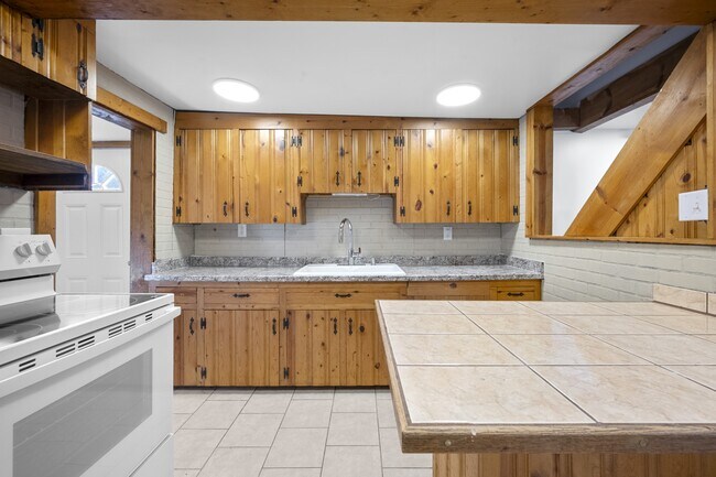 Building Photo - 31 Heights Rd