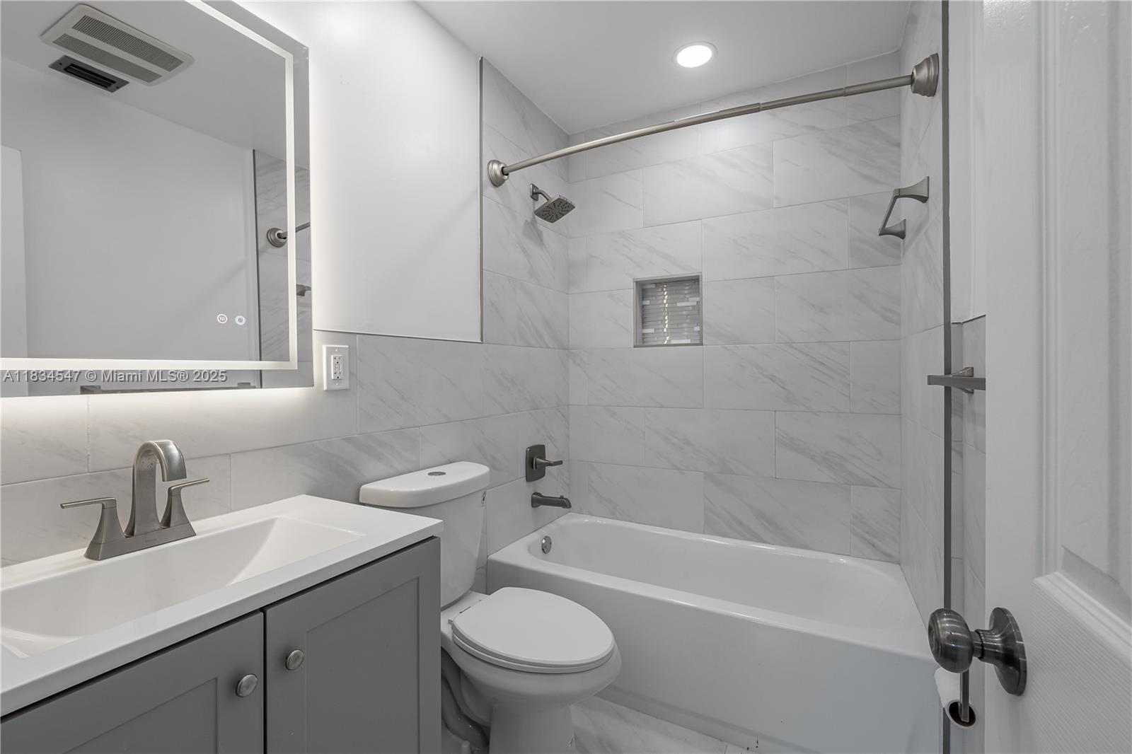 Building Photo - 4660 SW 128th Ave