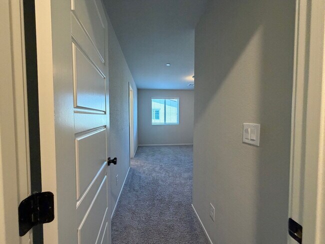 Building Photo - GATED 4 BED 2.5 BATH 2 CAR GARAGE SINGLE FAMILY HOME w/ LOFT, BEDROOM DOWNSTAIRS, NEXT TO COMMUNI...