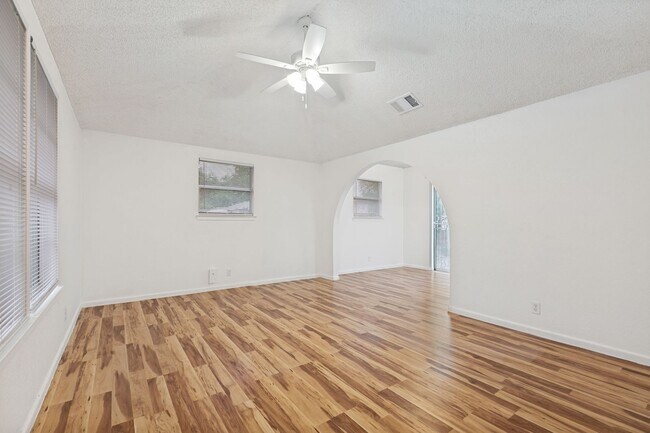 Building Photo - 3-BEDROOM HOME IN LOMA PARK