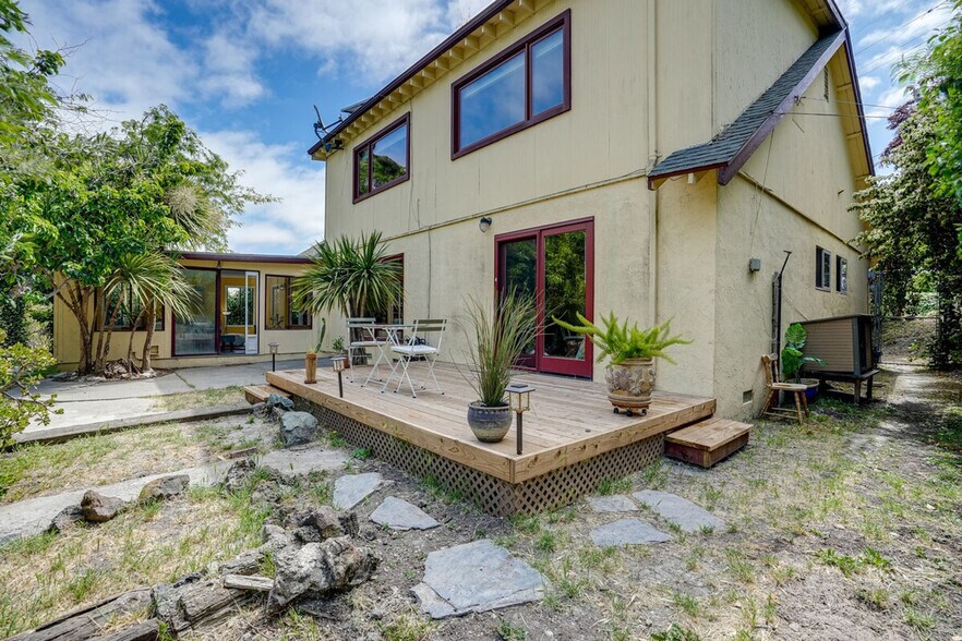 Building Photo - 714 Crestview Dr