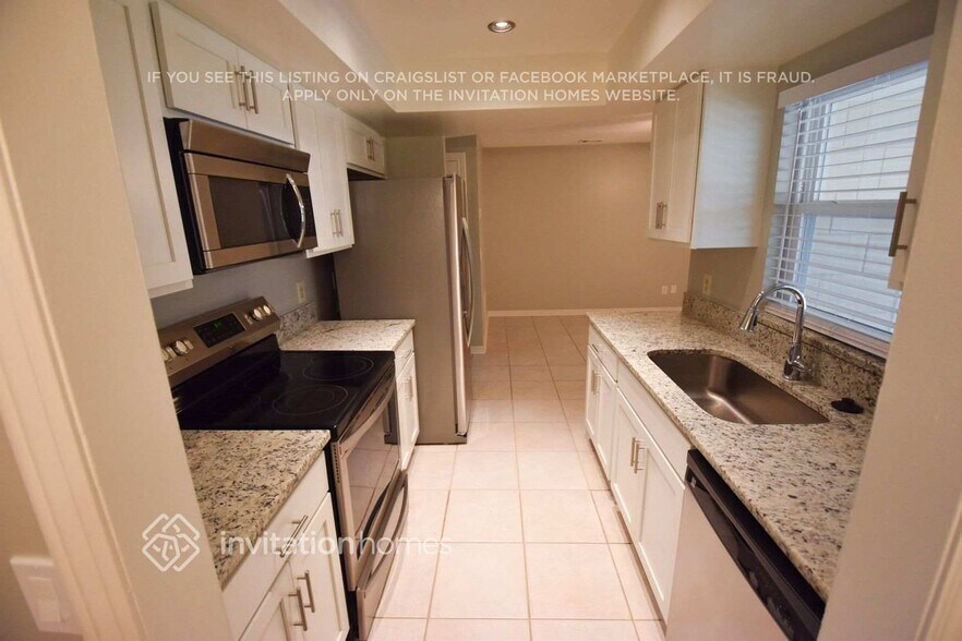 Building Photo - 1185 Village Forest Pl