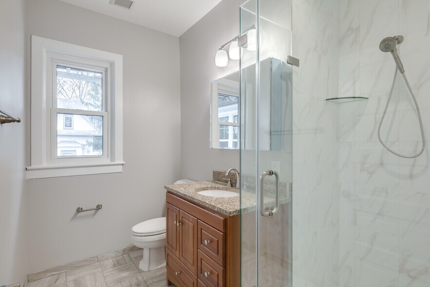 BATHROOM 1 - 309 Warwick Rd