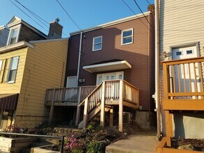 Building Photo - Spacious 2 BED/2 Bath -Off Street Parking!!