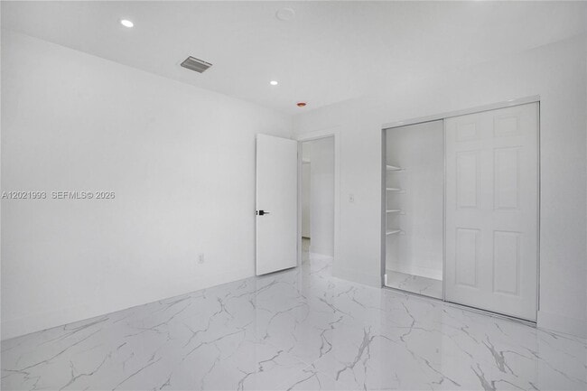 Building Photo - 630 W 72nd Pl