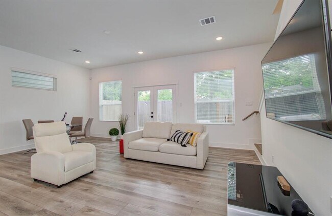 Building Photo - 970 Highland Sound Ln