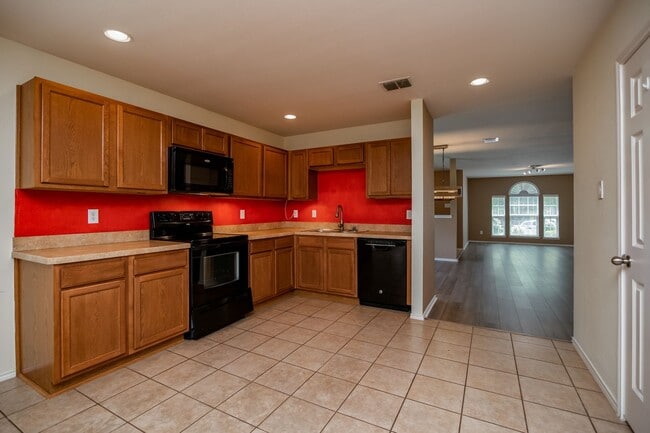 Building Photo - *Ready for Quick Move-in*