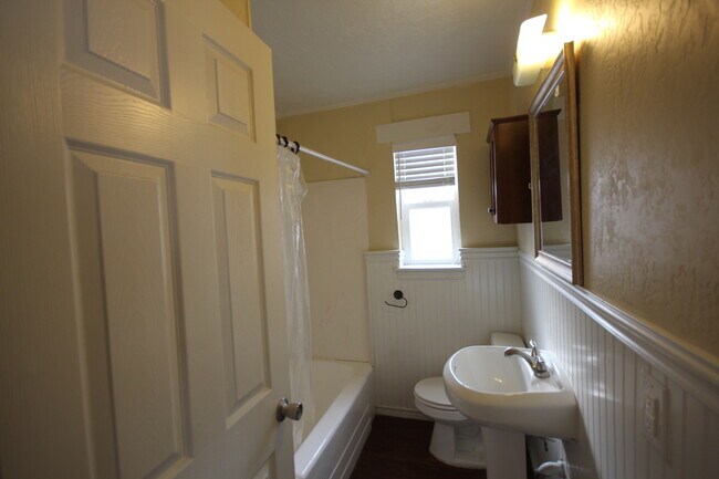 Building Photo - 3 Bedroom Duplex with Lovely Backyard(Upstairs)