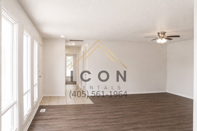 Building Photo - 515 N Robin Way