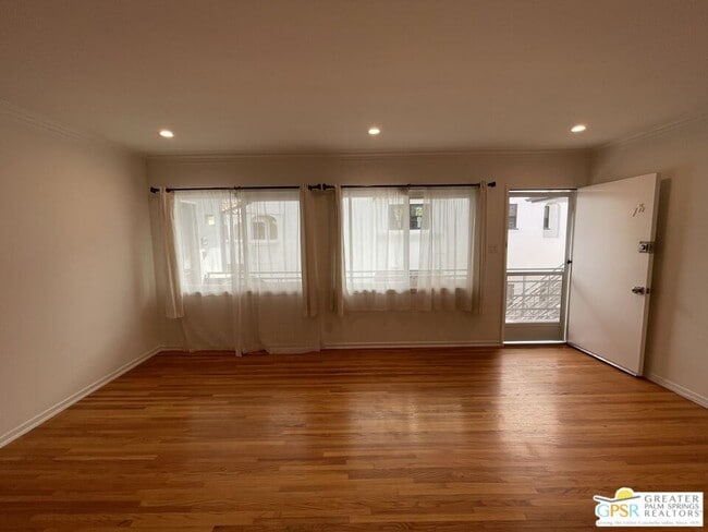 Building Photo - 1057 1/2 S Genesee Ave