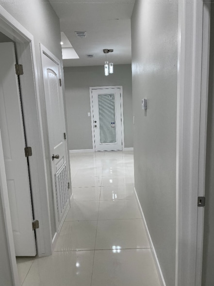 Building Photo - 2511 N Vineyard Ave